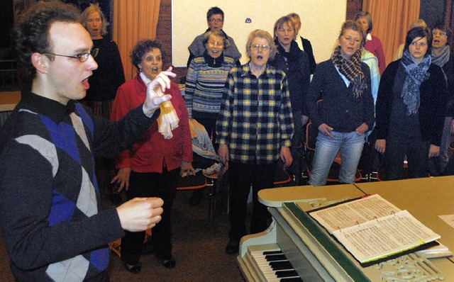 Marius Mack probt mit Sngern aus Sulz...s Konzert am 6. Januar in St. Cyriak.   | Foto: Beatrice Ehrlich