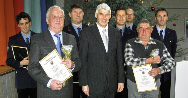 Beim Neujahrsempfang ehrte  Brgermeis...fr 25 Jahre Dienst in der Feuerwehr.   | Foto: Anne Freyer