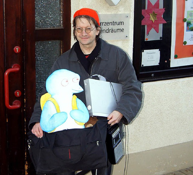 Andreas Verstappen mit Pinguin Bjrn a.... Dort stellte er sein Bilderbuch vor.  | Foto: Nicole Rosenthal