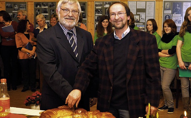 Gemeinsam mit Tilmann Gth (rechts), d...Bucer-Gemeinde die Neujahrsbrezel an.   | Foto: kai kricheldorff