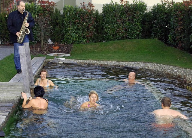 Eiskalt ist zurzeit das Wasser im Swim...ahr mit einem kalten Bad zu beginnen.   | Foto: hans-jochen voigt