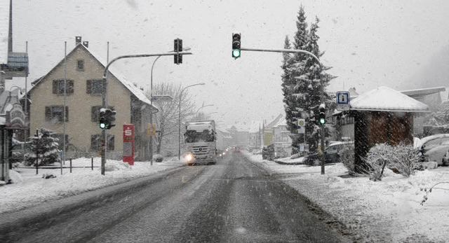 Winterliche Ortsddurchfahrt Schwrstadt am 20. Dezember.  | Foto: Helmut Kohler