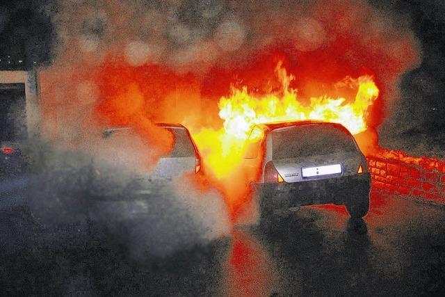 Zwei Autos in Flammen
