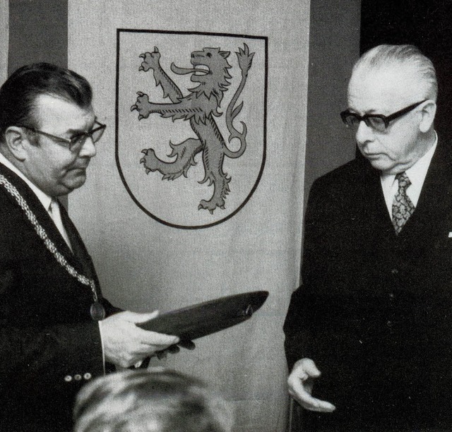 Vor 40 Jahren: In der Eingemeindungsfe...Heinemann den Wappenteller der Stadt.   | Foto: FOTO/REPRO: BZ