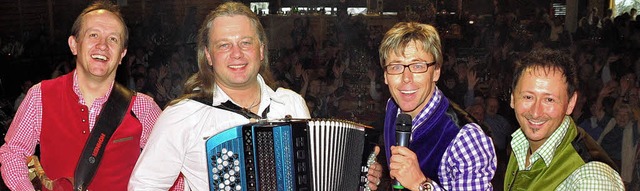 Hansy Vogt (Zweiter von rechts) gastie...nden Bergweihnacht im Dorf am Himmel.   | Foto: Stefan Pichler