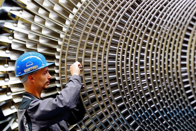 Er hat zu tun: Ein Mechaniker berprf...e Schaufeln einer Turbine (Archivbild)  | Foto: dpa