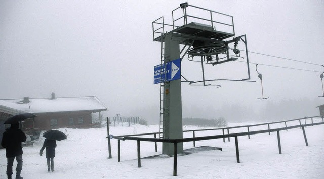 Regenschirm statt Ski und Rodel. Die Lifte stehen still.  | Foto: Pillin