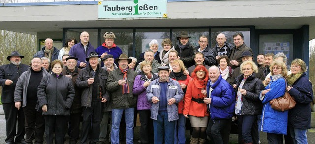 Aufs neue Jahr stieen Badener und Elssser am ehemaligen Zollhaus an.   | Foto: sandra decoux-kone