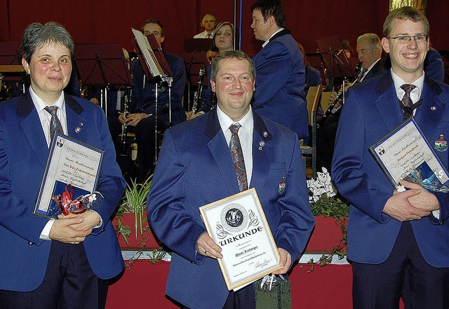 Iris Br-Zimmermann, Dieter Limberger ...e Zugehrigkeit zur Stadtmusik geehrt.  | Foto: Jutta Binner-Schwarz