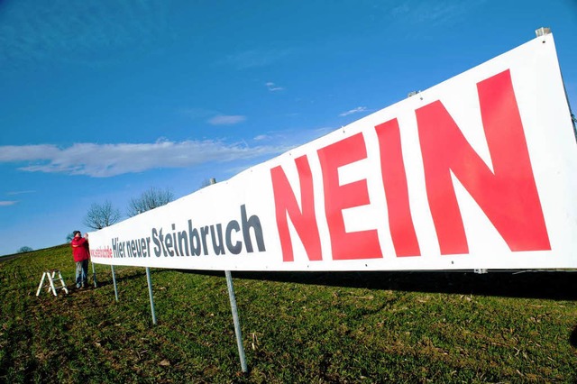 Klares Nein zum Kalkabbau : Winzer Han...nbringen des Plakats auf dem Schafberg  | Foto: Birgit-Cathrin Duval, Birgit-Cathrin Duval