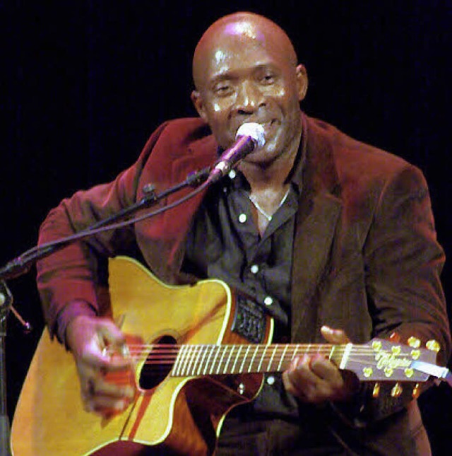 Spielt von afrikanischer Musik inspirierten Blues: Roland Tchakounte aus Kamerun  | Foto: BZ