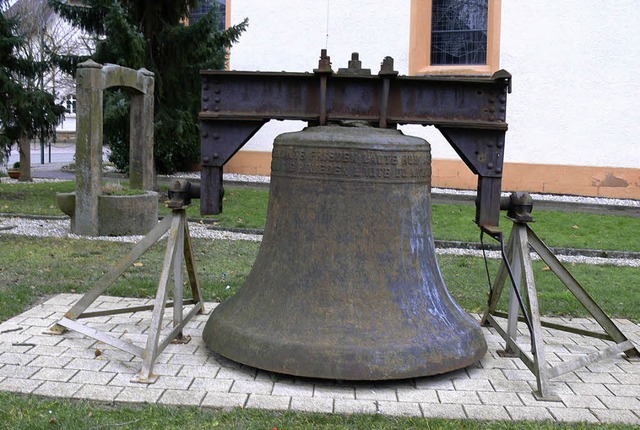 Erweckt Geschichte: die Glocke vor der Ichenheimer Kirche  | Foto: d. fink