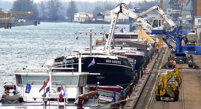 Im Rheinhafen in Kehl wurden vergangen...nen Gter mehr umgeschlagen als 2010.   | Foto: Hafen