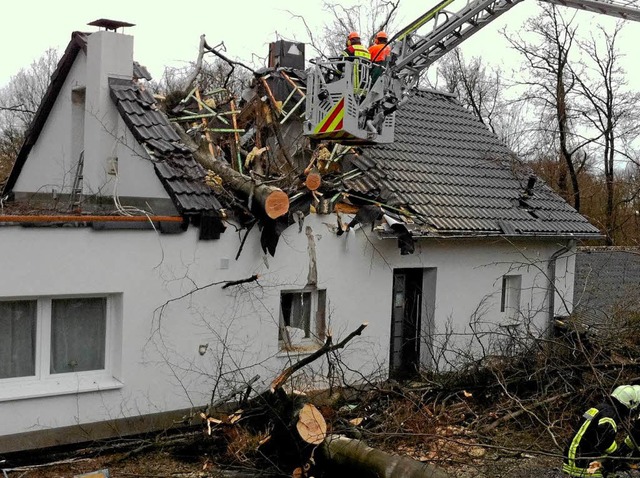 Orkan &#8222;Ulli&#8220; und die Folge...n das Dach eines Hauses gestrtzt ist.  | Foto: dpa