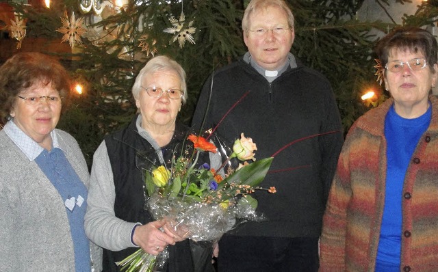 Blumen zum Abschied: Lioba Griener wur...ieselotte He (rechts) verabschiedet.   | Foto: Hansjrg Bader