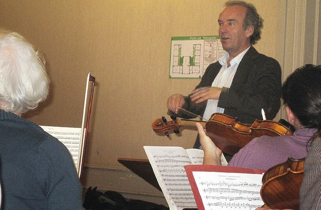 Michael Hartenberg im Verlauf einer se...mit dem Sinfonieorchester Emmendingen.  | Foto: Hildegard Karig