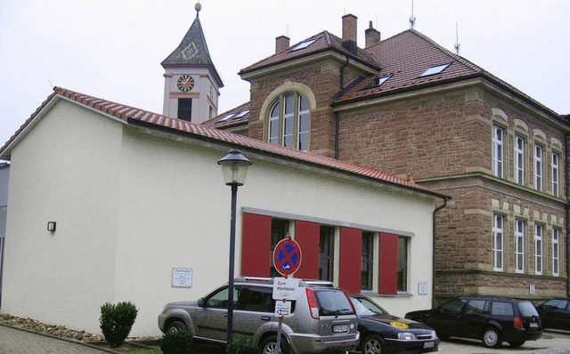 So nah und doch so weit: Der Anbau der...(im Vordergrund) und die Stadtkirche.   | Foto: Markus Maier