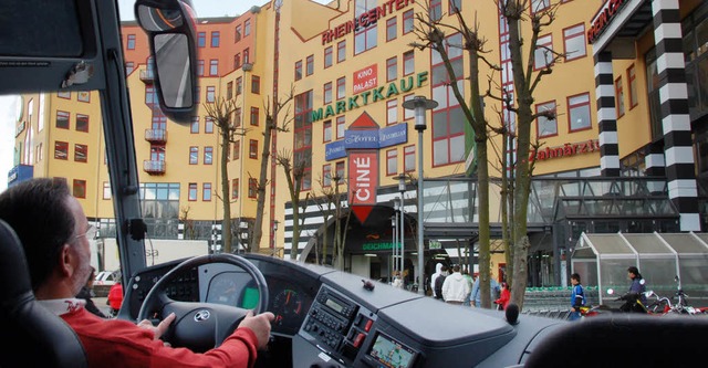 Zum Shopping ins Rheincenter fhrt  ei...r Busunternehmen aus dem Raum Luzern.   | Foto: Fotomontage:BZ