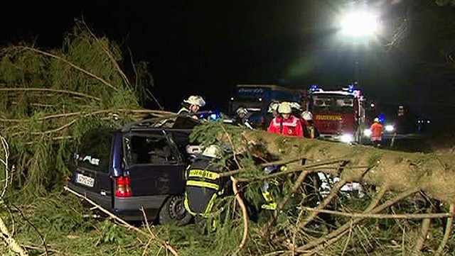 Bei Haslach war ein Autofahrer in eine...n der Feuerwehr aus dem Auto befreit.   | Foto: Kamera 24/TV