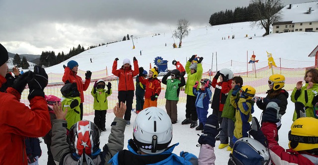Der Schneeberg macht seinem Namen alle Ehre, die Kinder machen begeistert mit.   | Foto: Peter Stellmach