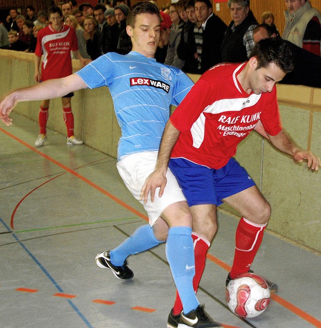 Der Zweikampf an der Bande  gehrt zum Hallenfuball wie das Salz in der Suppe.   | Foto: pfr