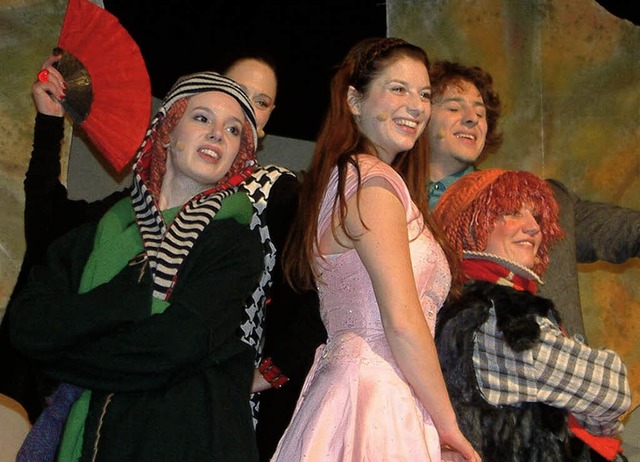 Am Schluss des Mrchen-Musicals im  Gl...hneewittchen und die lustigen Zwerge.   | Foto: Roswitha Frey