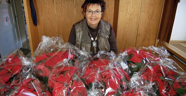 Ortsvorsteherin Rita Rbsam hat zum Dank ganz viele Weihnachtssterne verteilt.   | Foto: Petra Wunderle