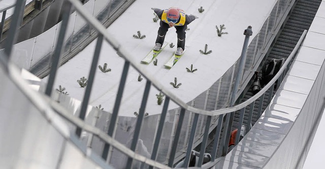 Andreas Kofler ist in der Anlaufspur u... zum Sieg beim Springen in Innsbruck.   | Foto: dpa