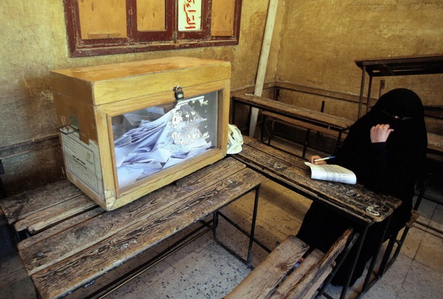 Eine gypterin, die der Muslimbrudersc... ob die Abstimmung korrekt verluft.    | Foto: DPA