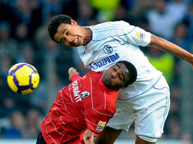 Joel Matip (r.) im Zweikampf mit Cedrik Makiadi vom SC Freiburg.  | Foto: ddp