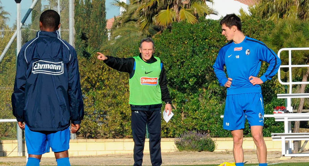 Trainer Christian Streich gibt Papiss Demba Ciss und Johannes Flum Anweisungen.