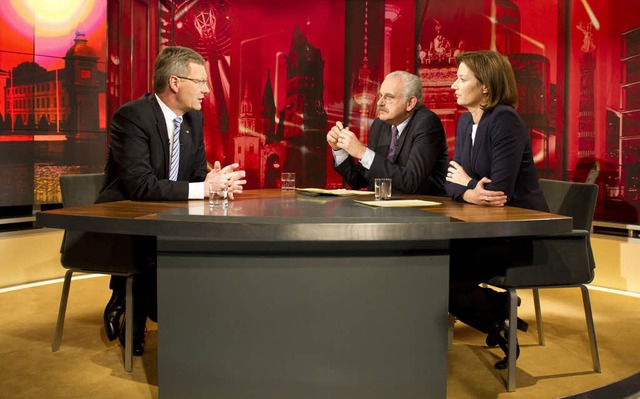 Christian Wulff, Ulrich Deppendorf von...vom ZDF (von links) beim TV-Interview.  | Foto: AFP