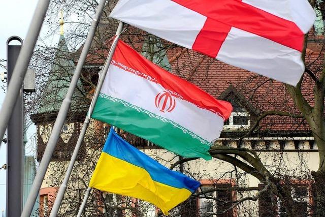 Iranische Flagge samt Mast abgehängt