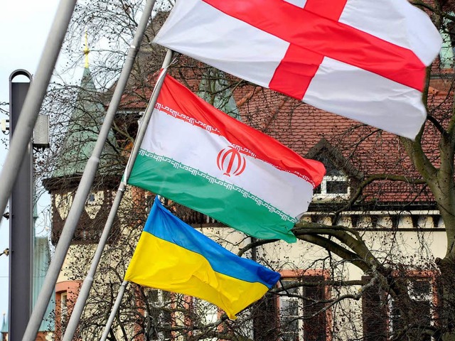 Streitobjekt: Die Iran-Flagge an der Kaiserbrcke in Freiburg.  | Foto: Thomas Kunz
