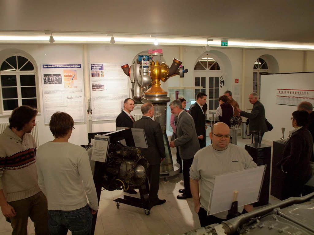 Einweihung: Erster Rundgang der geladenen Gste durchs Archologische Museum, das jetzt auch  Luft- und Raumfahrtechnik zeigt.