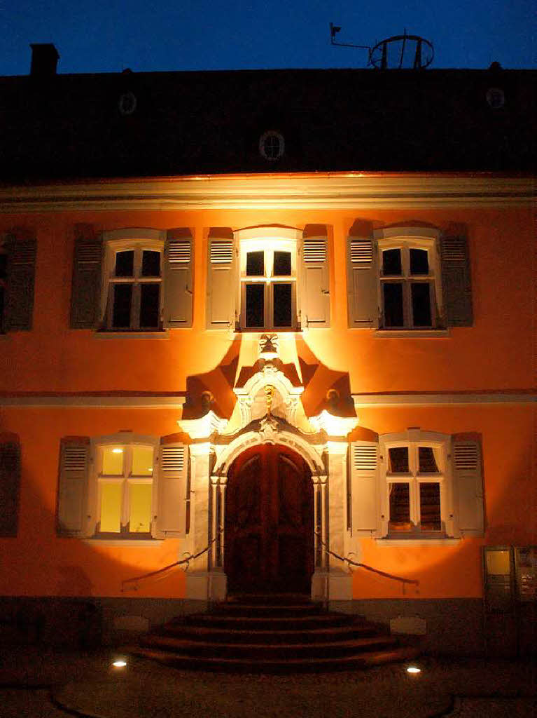 Ins rechte Licht gesetzt: die zum Brgerhaus umgebaute alte Schule in der Riegeler Ortsmitte.