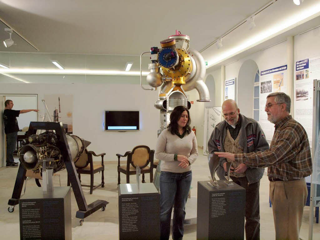 Peter Ziegler (rechts) erlutert der Archologin Saskia Hunsiker und Hartmut Kaiser, Leiter des Zentralen Fundarchivs des Archologischen Landesmuseums, Dsentriebwerk und Raketentriebwerk.