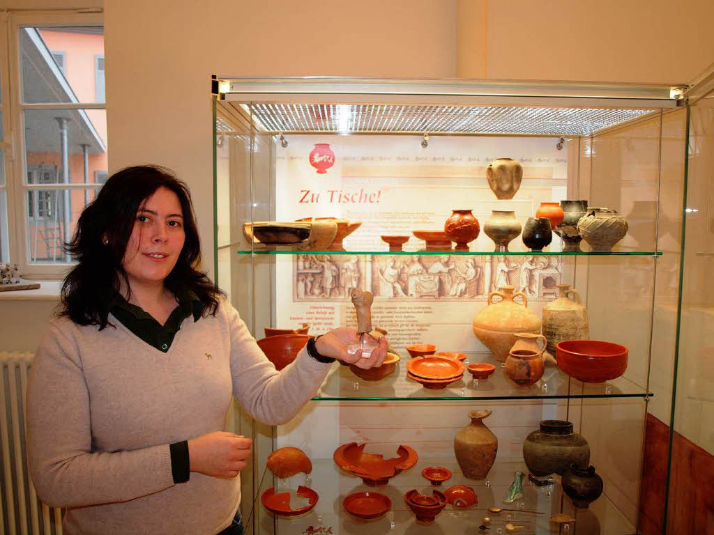 Archologisches Museum in  Riegel: Archologin Saskia Hunsiker erklrt das Geschirr aus der Rmerzeit