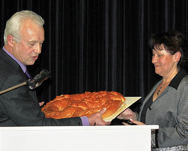 Beste Wnsche frs neue Jahr: Bernhard...bienne Stich eine Neujahrsbrezel.       | Foto: ofa