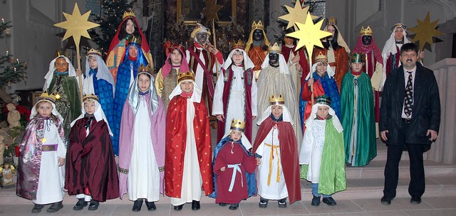 Aussendung der Sternsinger 2012 in der...astoralreferent Georg Mattes (rechts).  | Foto: Roland Vitt