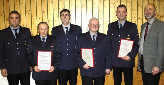 Ehrungen bei der Feuerwehrabteilung En...d Brgermeister Hans-Joachim Schwarz.   | Foto: Helmut Hassler