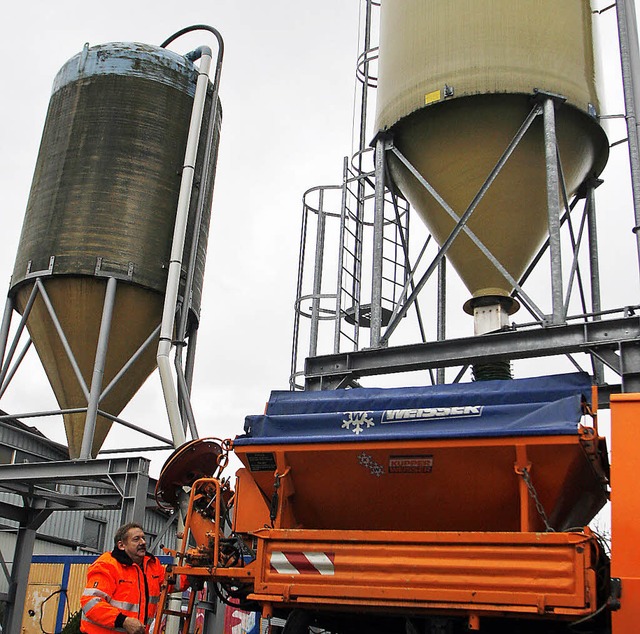 Einsatzbereit: Die Salzsilos sind gef...lenker checkt einen der Einsatzwagen.   | Foto: heidi fssel