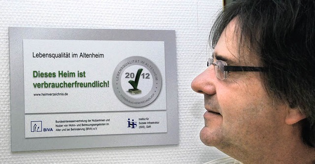 Stolz betrachtet  Roland Stadtler die ...sion in Breisach ausgezeichnet wurde.   | Foto: Hans-Jochen Voigt