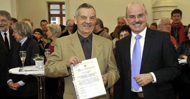 100 Mal hat Walter Ehret (links) Blut ...ermeister Peter Wehrle ausgezeichnet.   | Foto: Volker Mnch