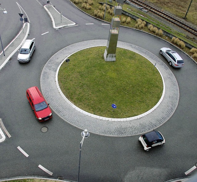 Ist der Kreisel unterhalb der Einkaufinsel wirklich so gefhrlich?   | Foto: Frey