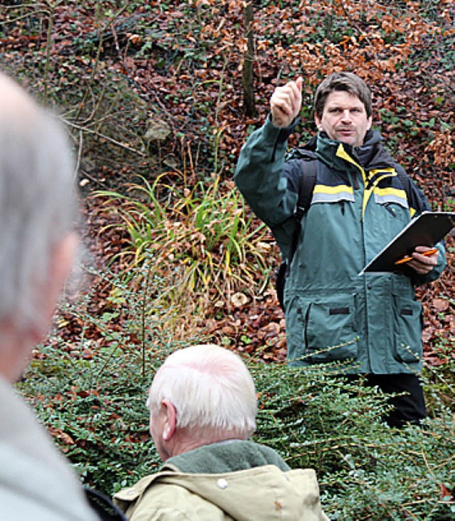 Frster Jrgen Bucher entgeht bei der ...eigerung in Pfaffenweiler kein  Gebot.  | Foto: Michael Saurer