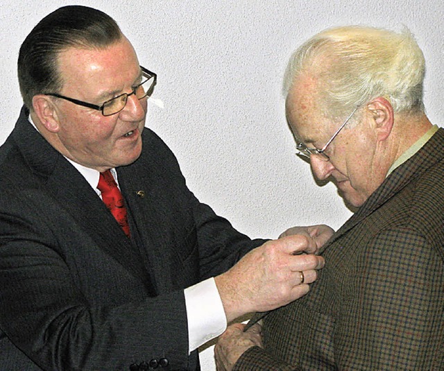 Prsident Josef Brogle (links) zeichne...enen Ehrennadel des Chorverbands aus.   | Foto: Michael GottsteiN