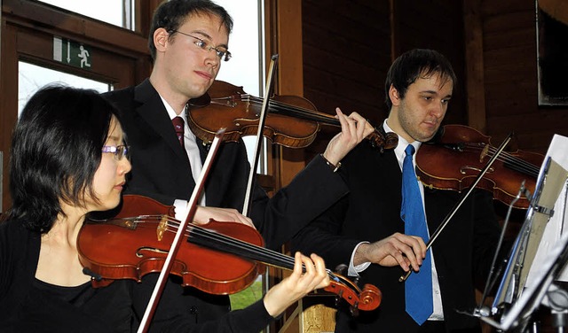 Nagi Usuki (Violine), Lucas Wiegelmann...ert in der Matthusgemeinde in Weier.   | Foto: Ullmann