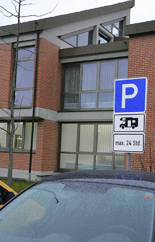 Mssen jetzt alle Besucher des Rathaus...rekt am Arbeitsplatz parken zu drfen?  | Foto: Markus Maier