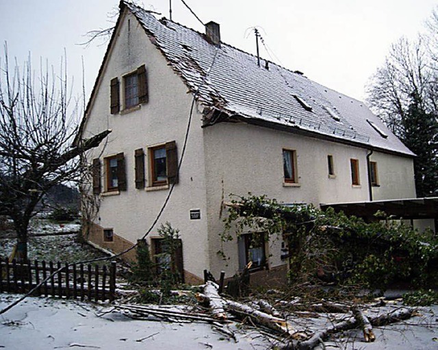 Dieses Haus in Buchenbach wurde von Pappel getroffen.   | Foto: privat